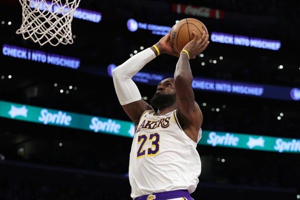 星空体育官网下载入口-湖人狂胜24分获4大喜讯！东契奇蜕变老詹破纪录 2换1交易捡漏神射