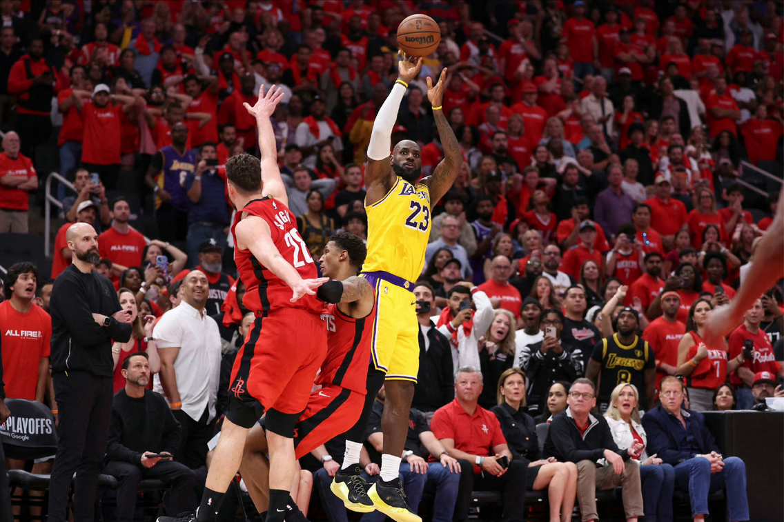 星空体育中国-火箭队主教练失控？怒喷全队！陷入舆论风波，赛季结束或被解雇