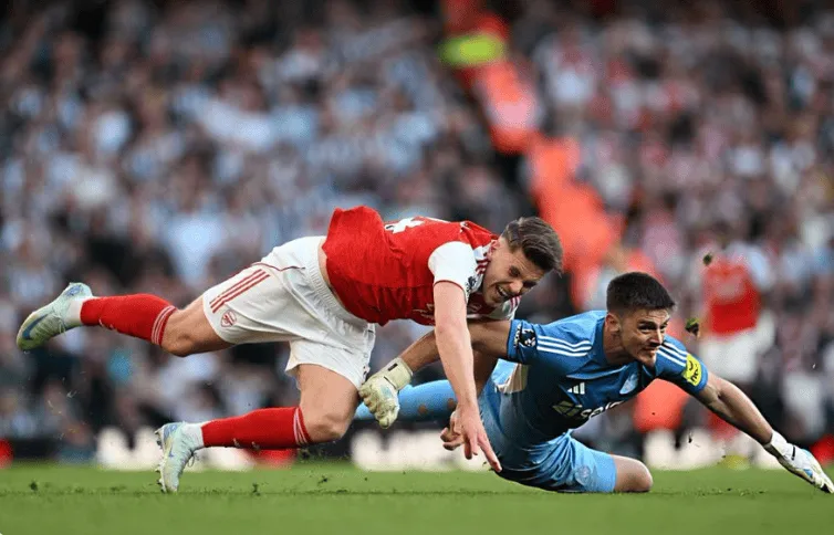 星空体育官网-前裁判：波普黄牌判罚是正确的，这并非破坏明显进球机会